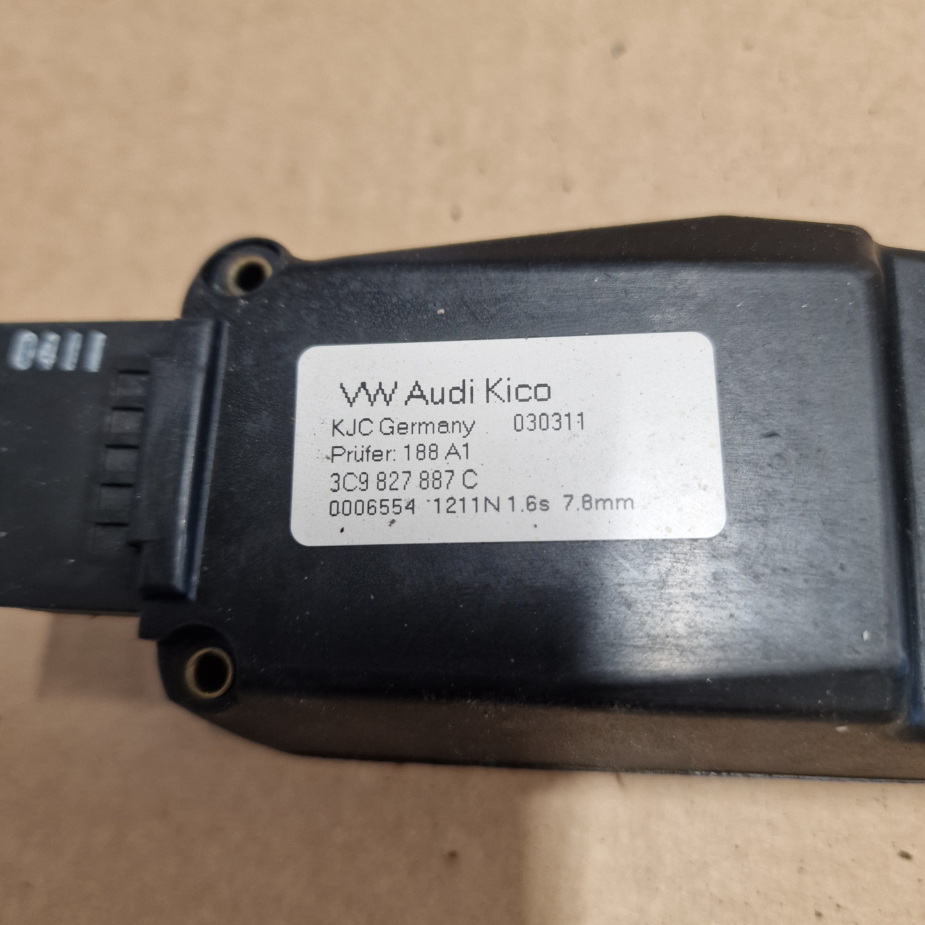 Takakontin lukko Volkswagen Passat B7 Variant 365 1.6 TDI diesel 2011, 3C9827887C
