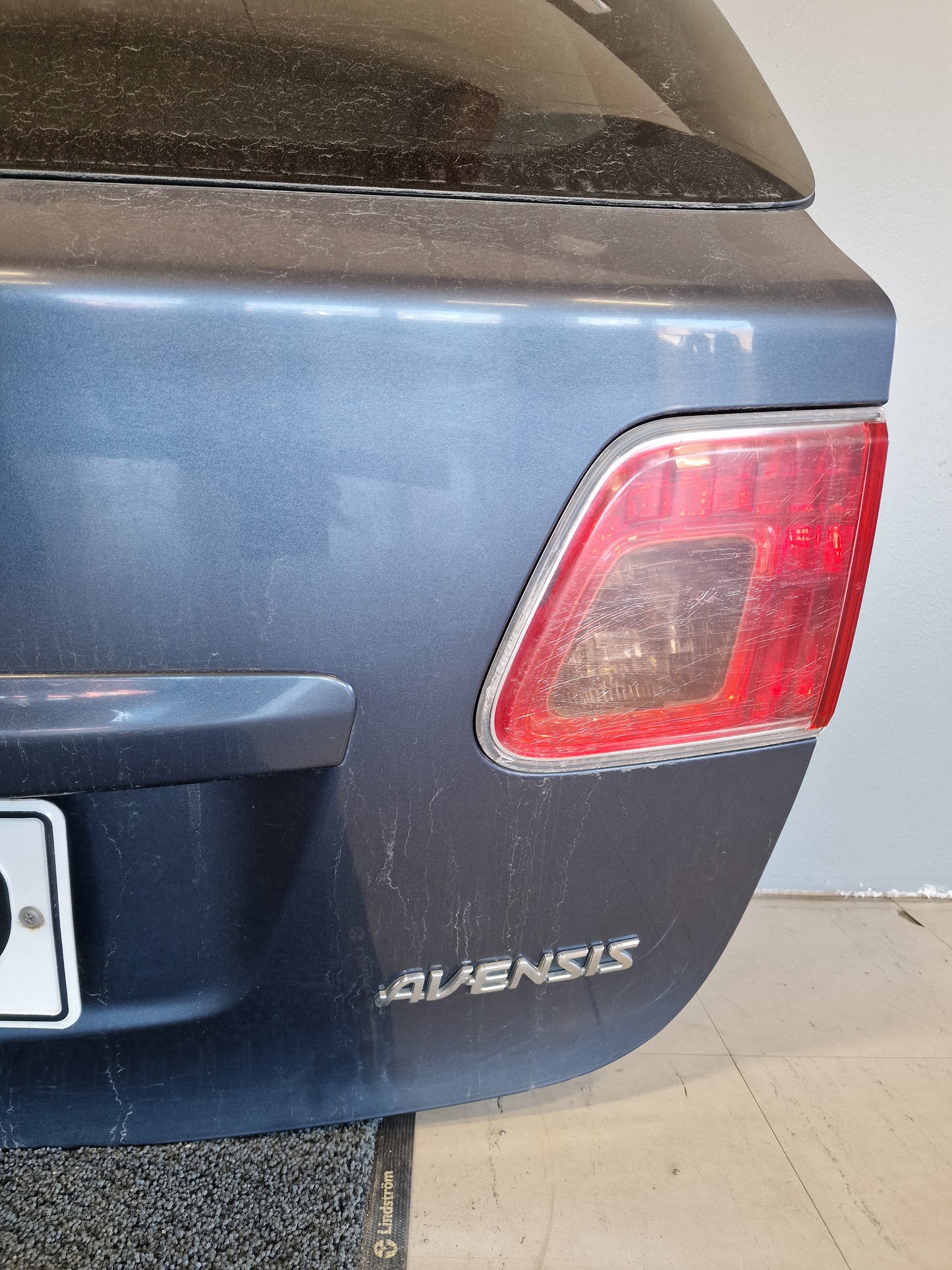 Takakansi Toyota Avensis StW (T27) 1.8 farmari bensiini 2009
