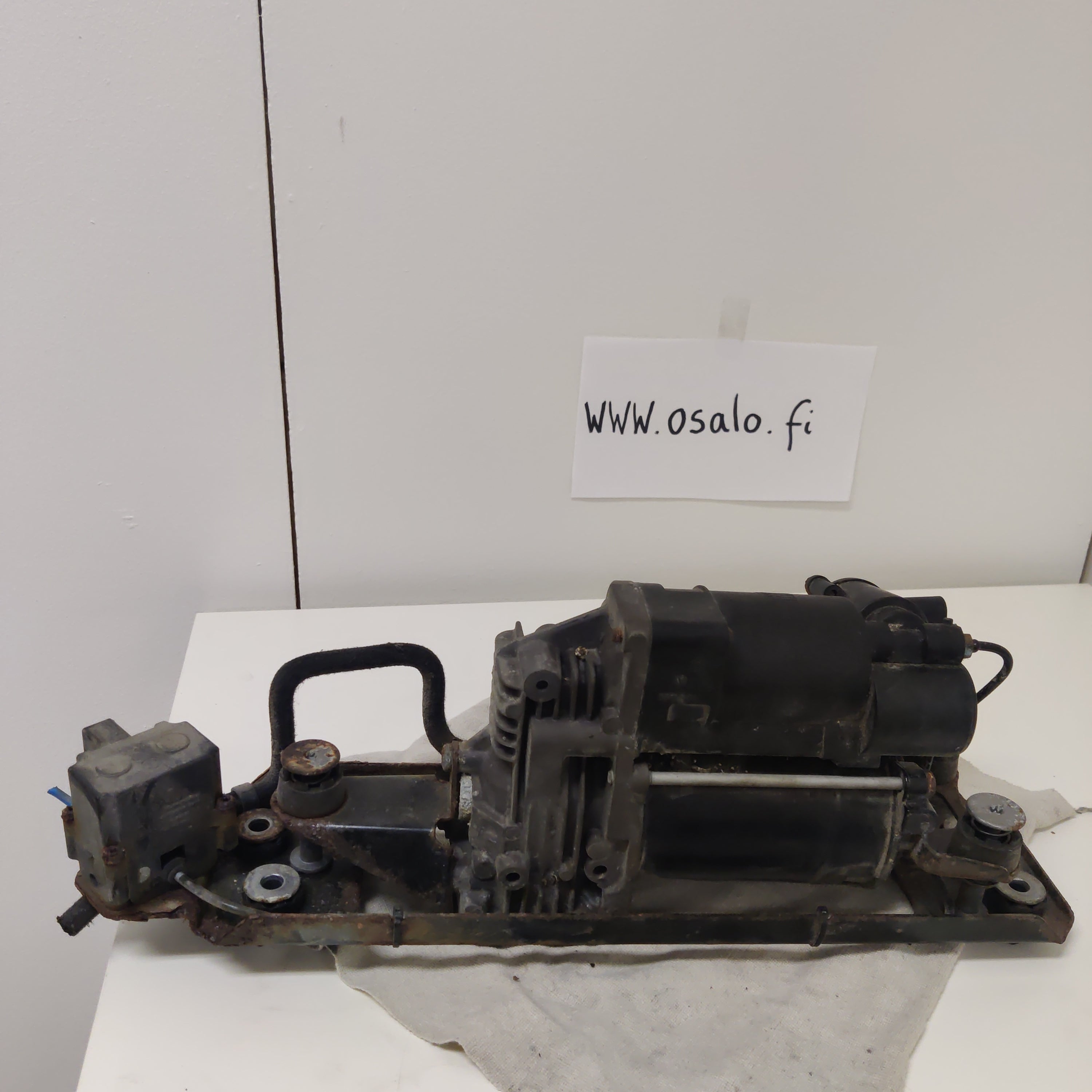 Ilmajousituksen kompressoripumppu, takana BMW 5 E61 520D Farmari 2008